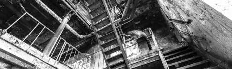 ...B&acirc;timent multi niveaux avec escalier m&eacute;tallique de la papeterie, photo en noir et blanc....