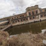 Bâtiment de la papeterie au bord de la rivière Essonnes avec ses passerelles