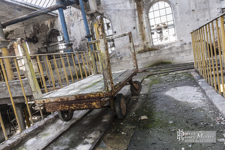 Chariot sur rails à l'étage d'un hangar de la papeterie Darblay