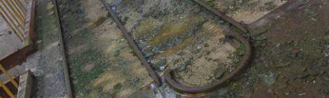 ...Double voie de rails sur un pont dans un hangar de la papeterie...