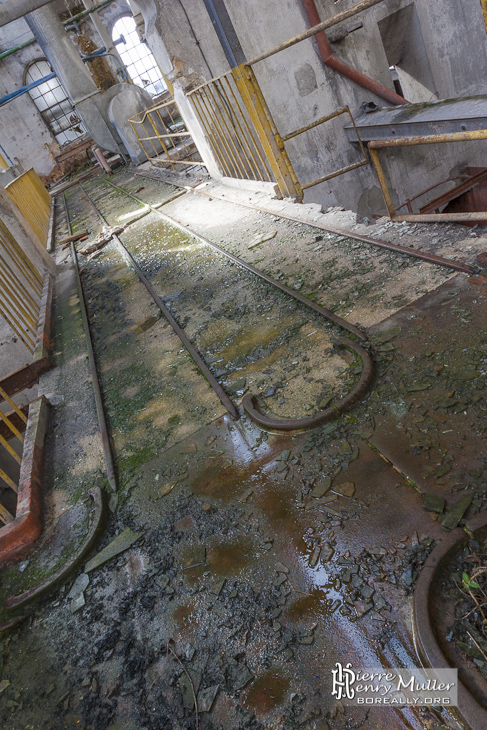 Double voie de rails sur un pont dans un hangar de la papeterie