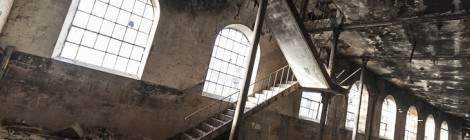 ...Escalier dans un b&acirc;timent &agrave; fen&ecirc;tres de la papeterie Darblay...
