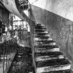 Escalier dans un bâtiments de la papeterie Darblay en noir et blanc