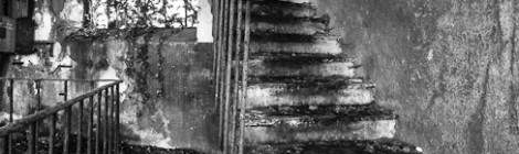 ...Escalier dans un bâtiments de la papeterie Darblay en noir et blanc...