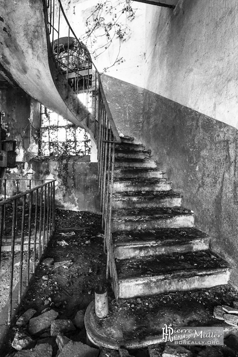 Escalier dans un bâtiments de la papeterie Darblay en noir et blanc
