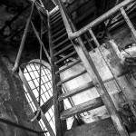 Escalier métallique à la papeterie Darblay en noir et blanc