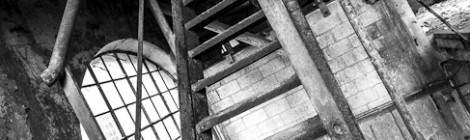 ...Escalier métallique à la papeterie Darblay en noir et blanc...