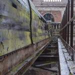 Extérieur d'une passerelle technique entre deux bâtiments à la papeterie Darblay