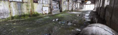 ...Grand hangar en friche de la papeterie Darblay...