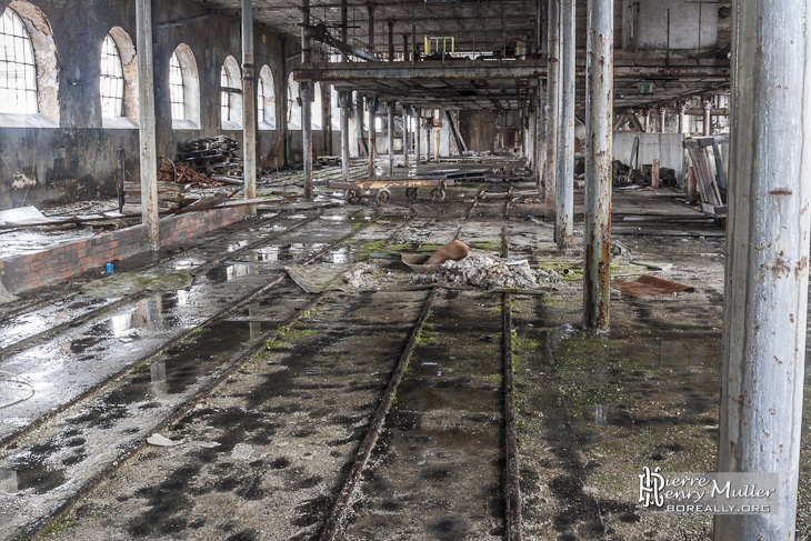 Hangar de stockage des berlines sur rails de la papeterie Darblay