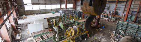 ...Palan de pont roulant dans un hangar moderne de la papeterie Darblay...