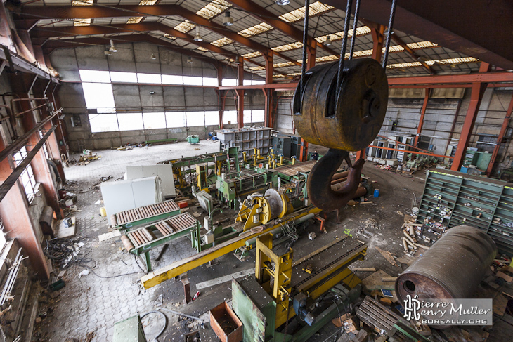 Palan de pont roulant dans un hangar moderne de la papeterie Darblay