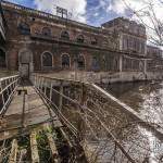 Passerelle inter bâtiments de la papeterie au dessus de la rivière