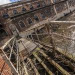 Passerelle inter bâtiments de la papeterie au dessus de la rivière en portrait