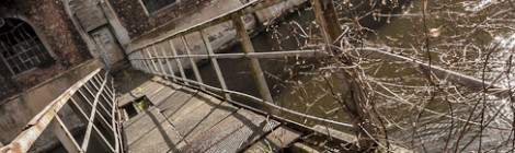 ...Passerelle inter b&acirc;timents de la papeterie au dessus de la rivi&egrave;re en portrait...