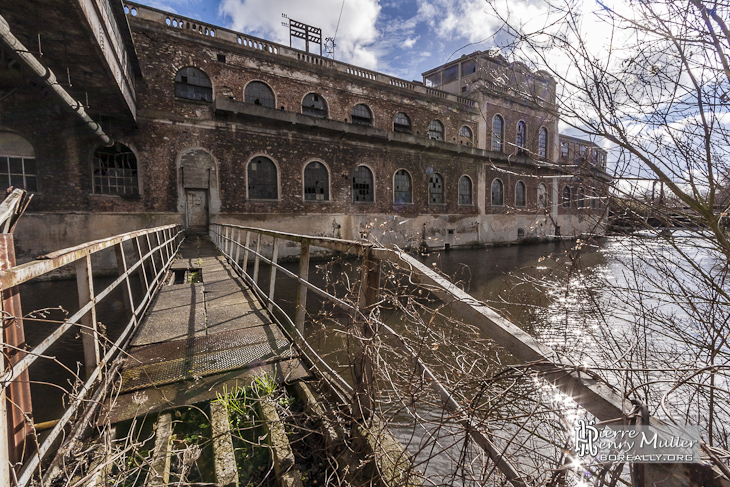 Passerelle inter bâtiments de la papeterie au dessus de la rivière