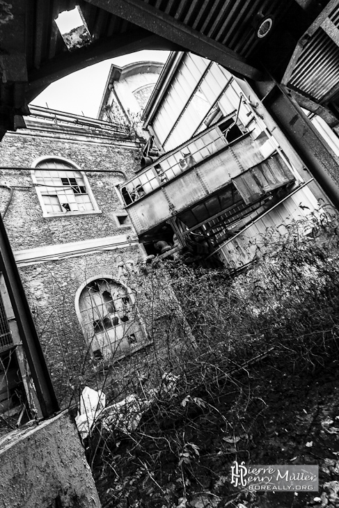 Passerelles inter niveaux des bâtiments de la papeterie Darblay en noir et blanc