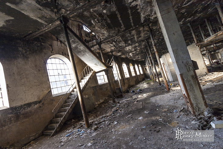 Perspective de fenêtres et colonnes dans un bâtiment de la papeterie Darblayfenêtres