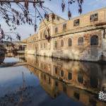 Reflet d'un bâtiment de la papeterie Darblay sur la rivière Essonne