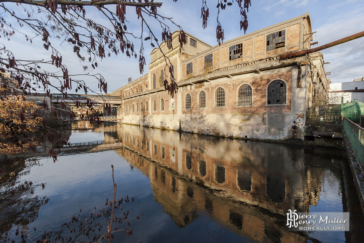 Reflet d'un bâtiment de la papeterie Darblay sur la rivière Essonne