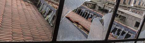 ...Toits de la papeterie Darblay au travers de vitres cassées à Corbeil Essonnes...