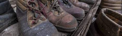...Les derniers ouvriers de l’usine ont rangés leurs chaussures de sécurité comme si le travaille continuait le lendemain....