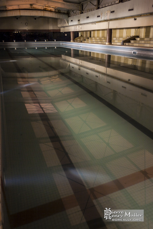 Bassin principal de 50 mètres de la piscine Keller à Paris