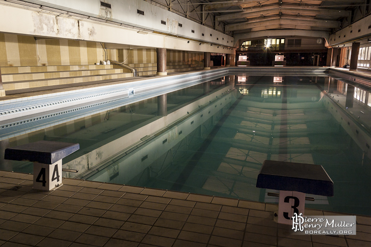 Bassin principal et toit coulissant de la piscine Keller à Paris