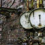 Baromètres sur des canalisation rouillées de l'usine SAFEA