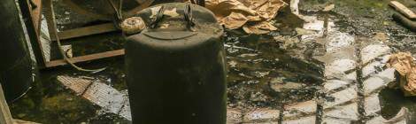 ...Il faut parfois montrer l’horreur pour le faire savoir, des bidons d’acides plein la première semaine sont retrouvé la suivante renversés au sol. La dépollution des sols aura besoin de beaucoup d’efforts au regard de cet acte rapide et irresponsable....