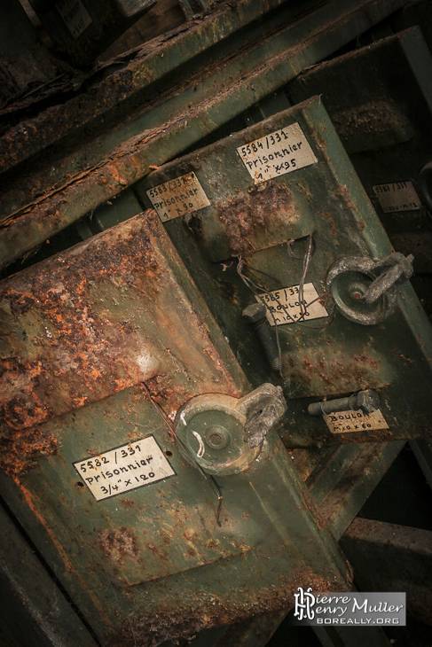 Casiers rouillés de rangement de pièces de rechange à l'usine SAFEA