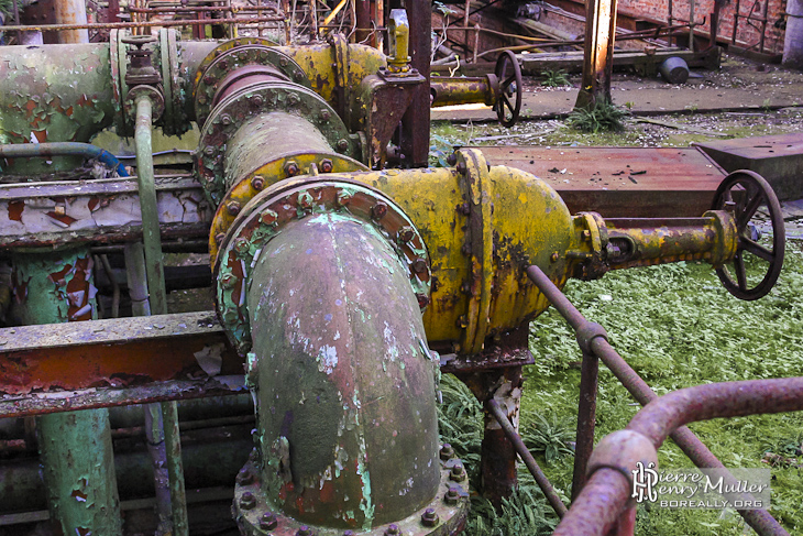 Circuit hydraulique rouillé avec des robinets vannes à brides à l'usine SAFEA