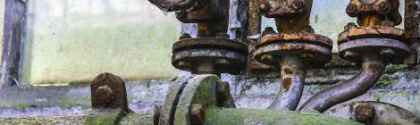 ...Le mélange des couleurs de certaines scènes parait irréel mais la nature en détériorant les couleurs de l’industriel et en ajoutant ses propres couleurs, fabrique de vrais tableaux riches en éléments colorés....