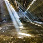 Faisceaux lumineux dans un hangar de stockage à l'usine SAFEA