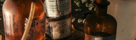 ...Diff&eacute;rents flacons de produits chimiques dont une bouteille d&rsquo;acide ac&eacute;tique dans le laboratoire de l&rsquo;usine SAFEA....