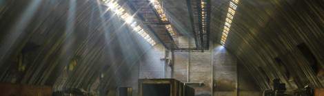 ...Rayons de lumière traversant un hangar de l’usine SAFEA....