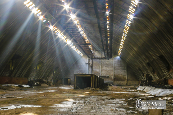 Hangar de stockage avec rayons lumineux du soleil à SAFEA