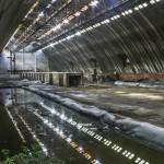 Hangar de stockage aux multiples fenêtres et son reflet à l'usine SAFEA