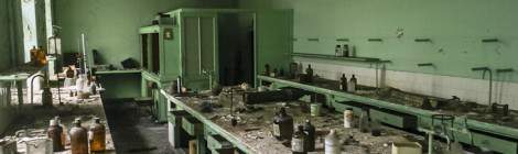 ...Le laboratoire de chimie de l’usine SAFEA abandonné en l’état avec des produits chimiques en bouteille et la peinture du plafond qui est tombé en morceau recouvrant les plans de travail....