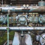 Machine hydraulique rouillée dans un hangar de l'usine SAFEA