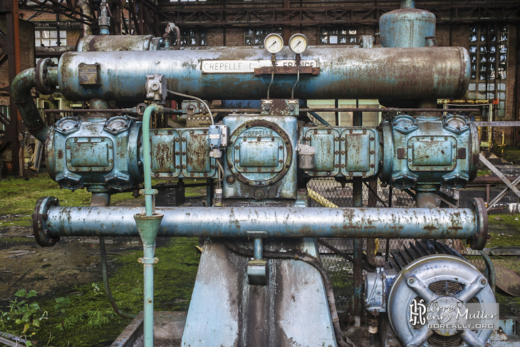 Machine hydraulique rouillée dans un hangar de l'usine SAFEA