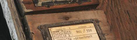 ...Le classement des innombrables pièces de maintenance se faisait grâce à des supports en bois dans lesquels étaient glissés des étiquettes tapées à la machine à écrire....