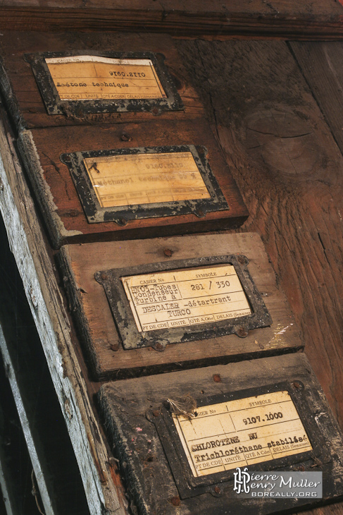 Panneau en bois avec étiquette fait à la machine à écrire à l'usine SAFEA