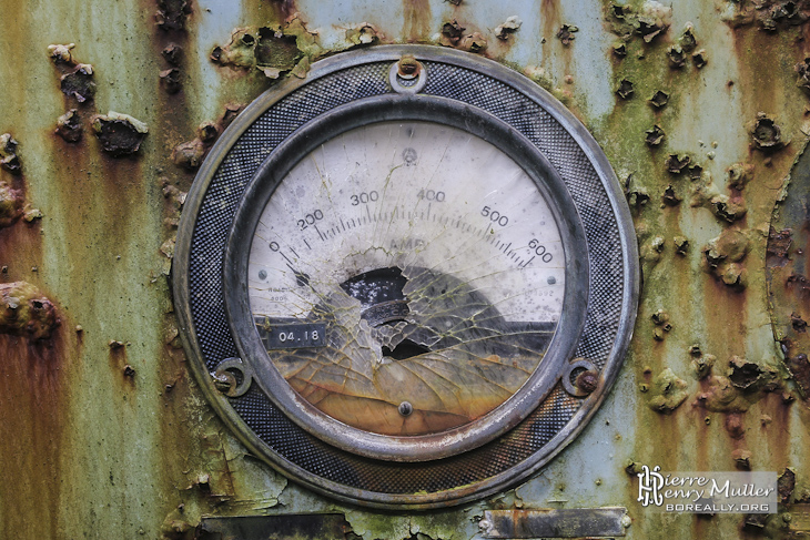 Panneau de contrôle avec cadran de pression hydraulique à l'usine SAFEA