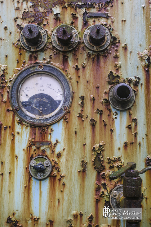 Panneau de contrôle rouillé avec cadran voltmètre à l'usine SAFEA