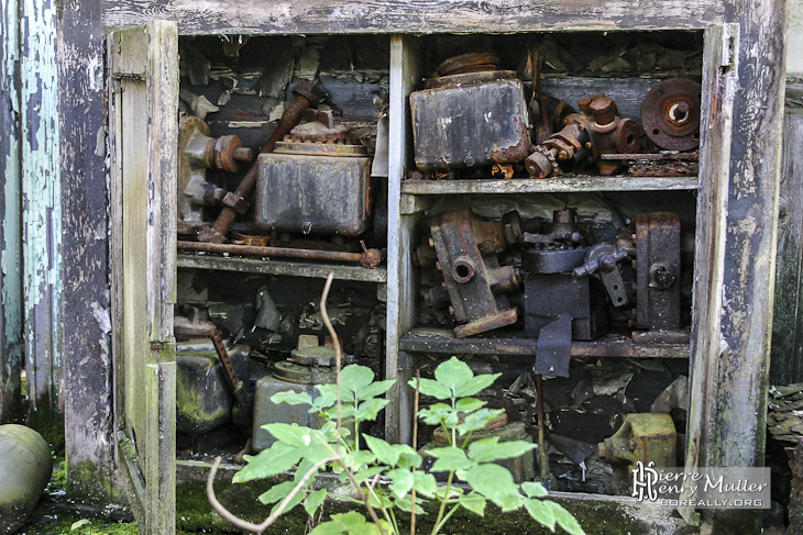 Placard de pièces mécaniques rouillée à l'usine SAFEA