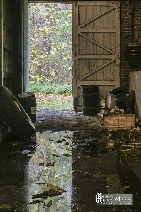 Porte d'entrée du hangar de maintenance baignant dans l'acide renversé à l'usine SAFEA