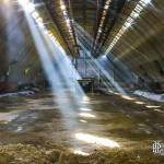 Rayons lumineux dans un hangar de stockage à l'usine SAFEA