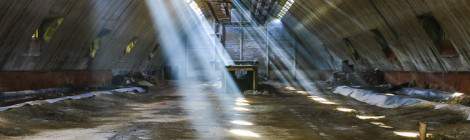 ...La lumi&egrave;re p&eacute;n&eacute;trant dans ce hangar forme de grand faisceaux lumineux gr&acirc;ce &agrave; la poussi&egrave;re l&eacute;g&egrave;re pr&eacute;sente....