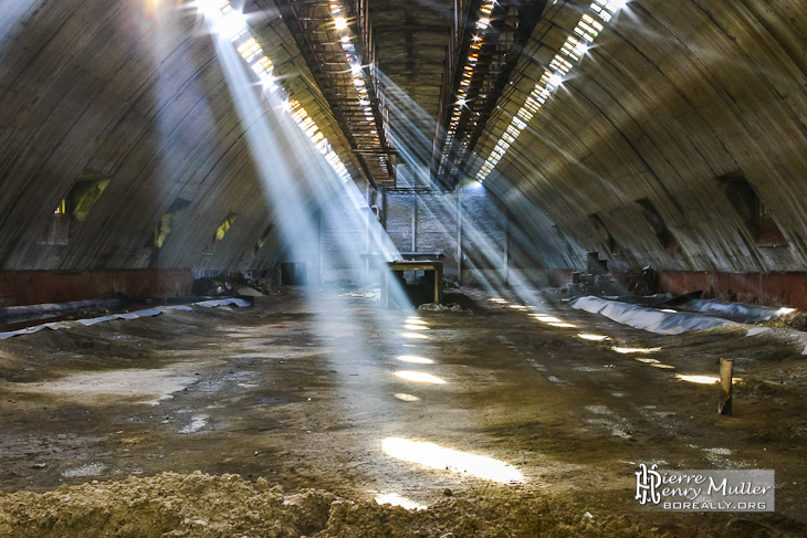 Rayons lumineux dans un hangar de stockage à l'usine SAFEA